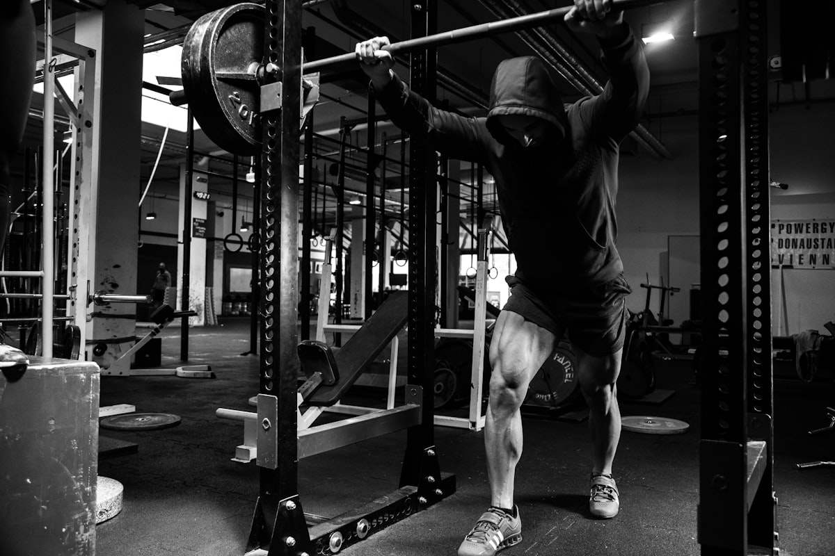 Zona de fuerza con rack y barra cargada